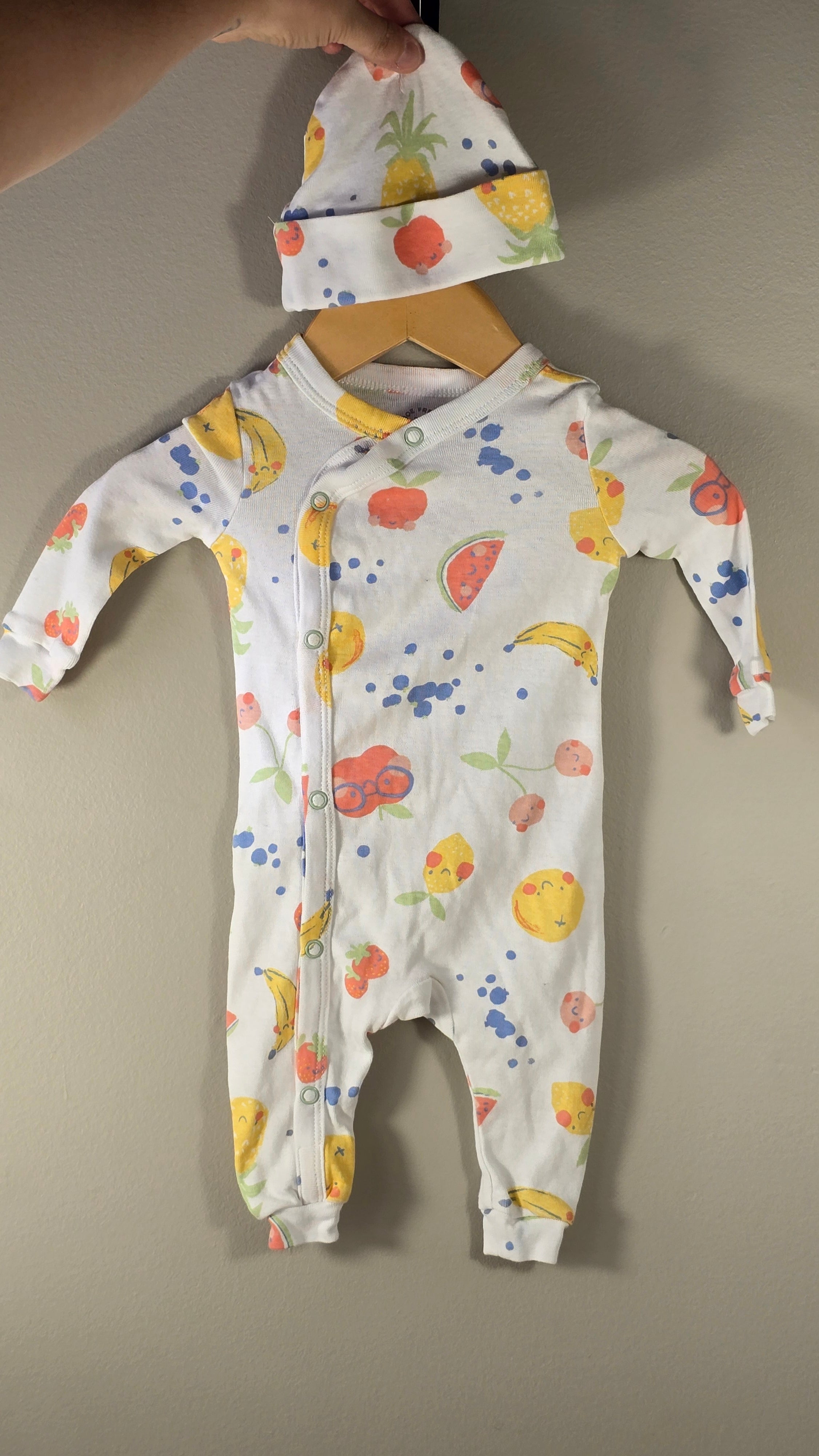 Pyjama fruits avec chapeau assorti | Joe Fresh | 0-3 mois *Comme neuf