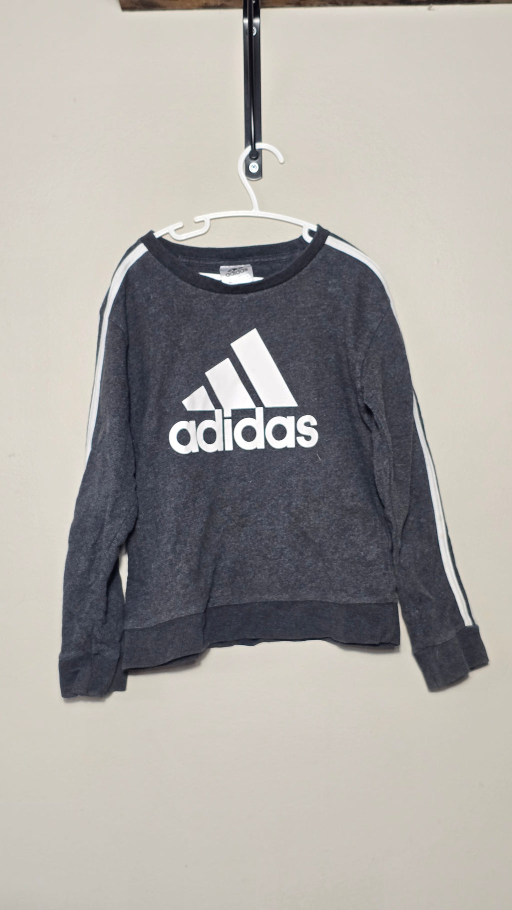 Crewneck | Adidas | 6 ans *Minie tache pâle sur le logo