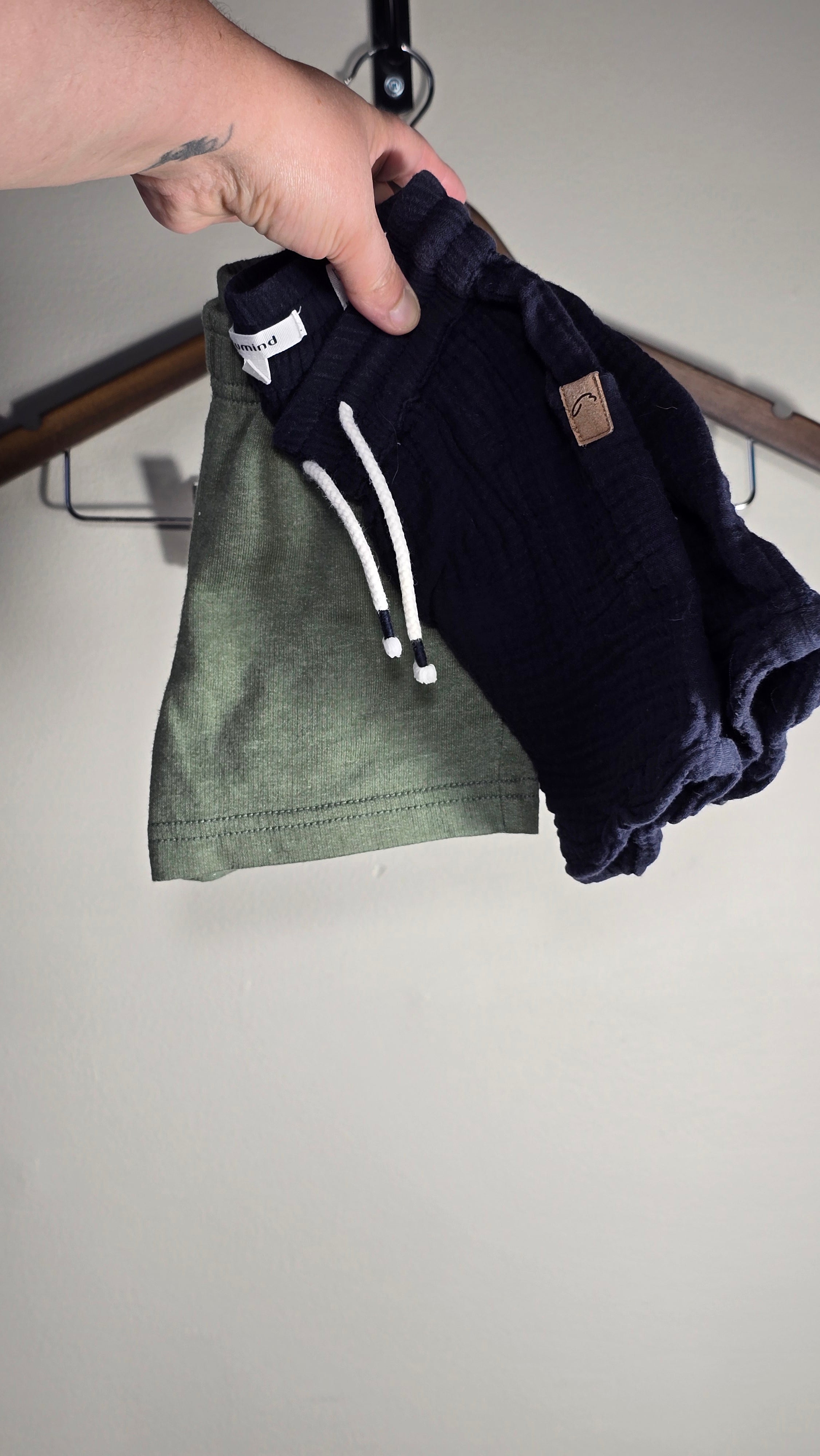 Lot de 2 shorts | Carter's (vert) et Blumind (marine) | 12 mois