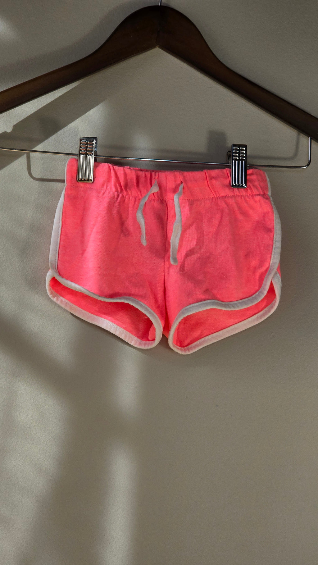 Short rose néon | Oshkosh | 18 mois *Mousseux sur les fesses