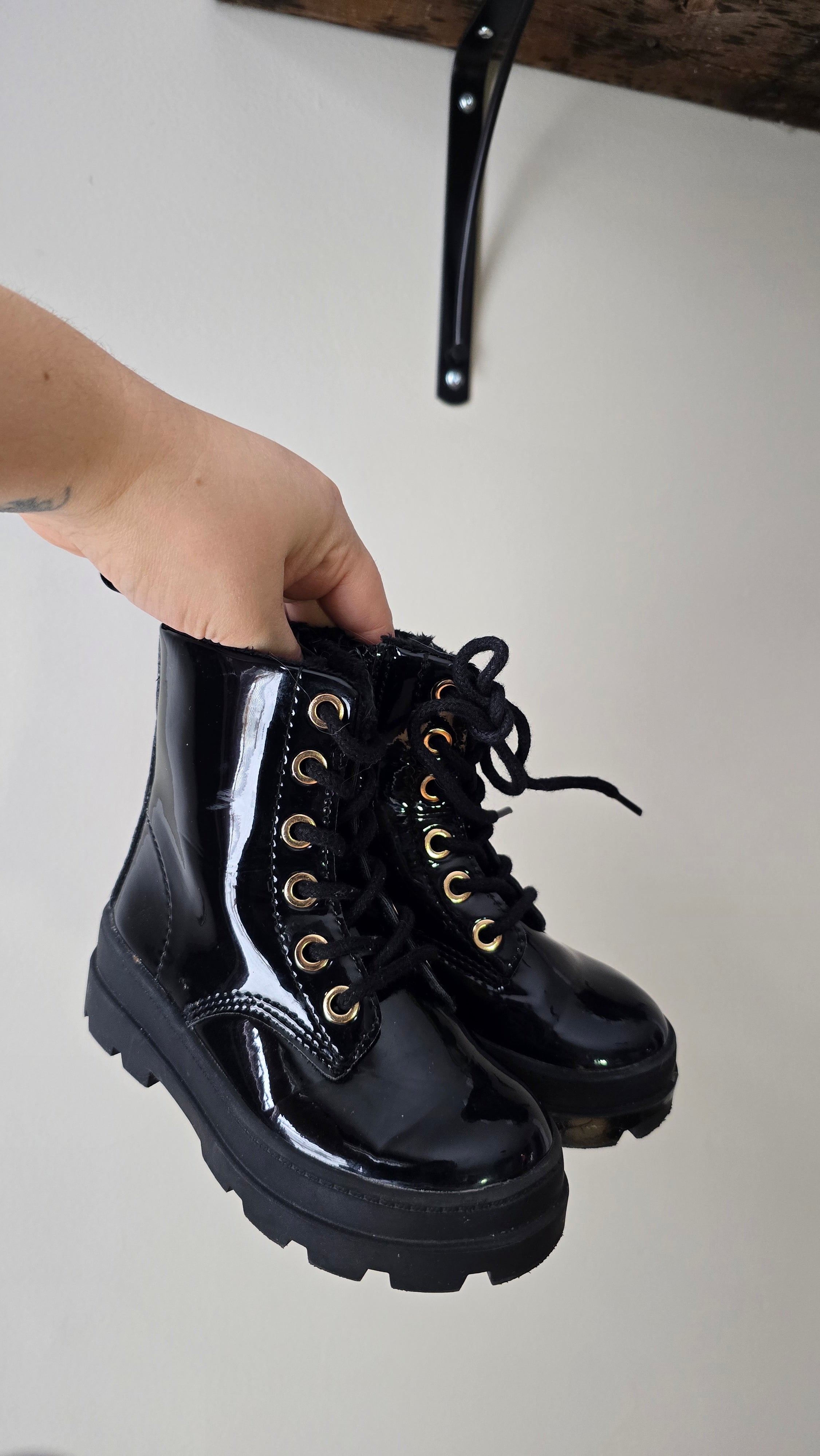 Bottes de combat lustrées grandeur 8,5 (Toddler)