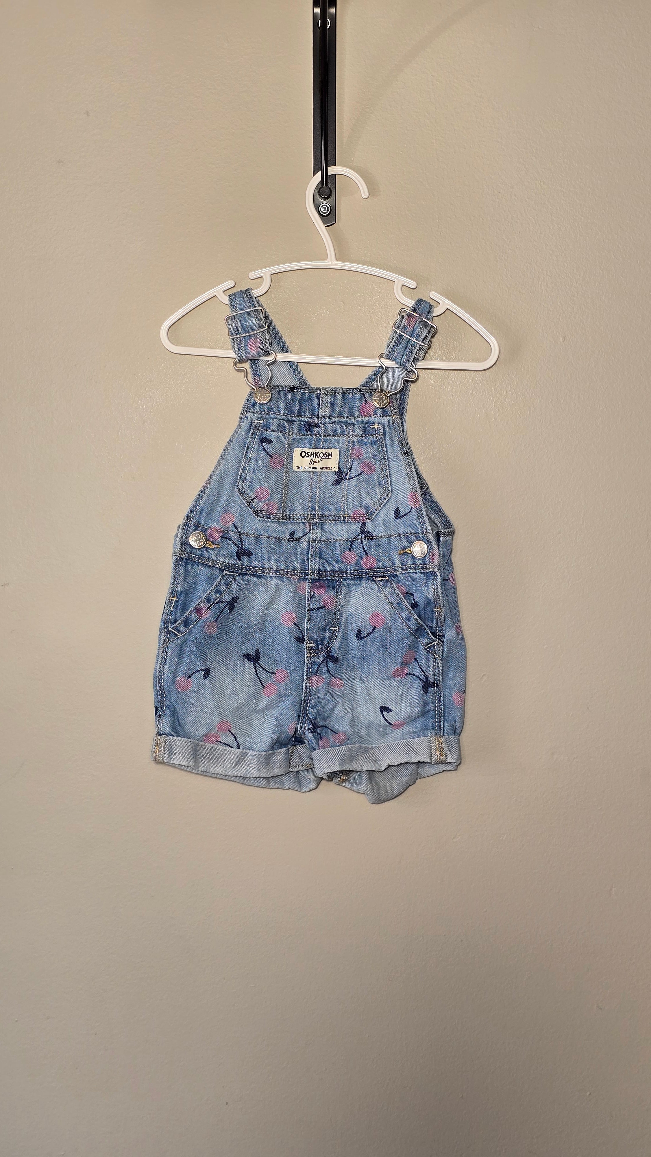 Salopette short en jeans motif cerises | Oshkosh | 9-12 mois