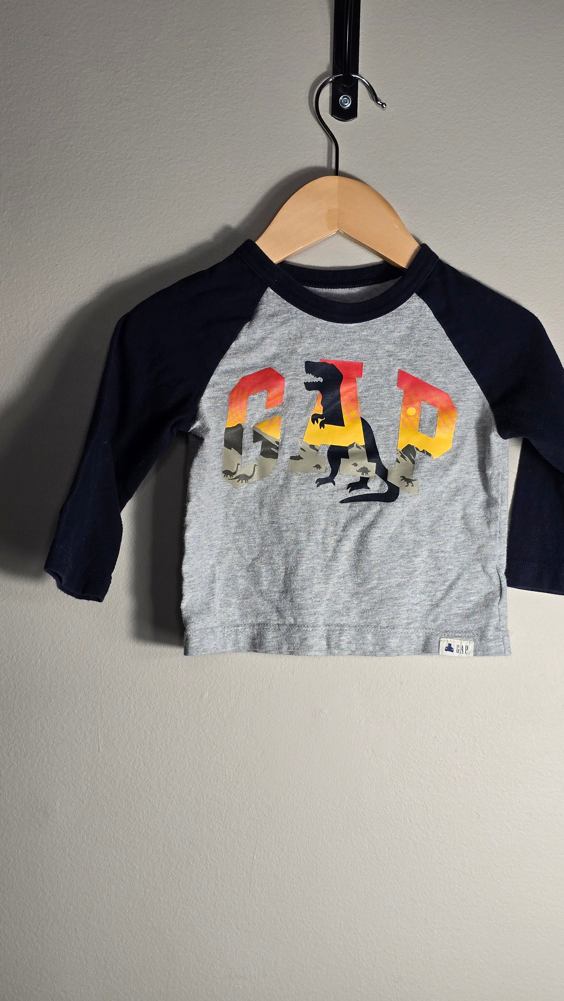 Chandail style baseball Tee dinosaure | Baby Gap | 12-18 mois