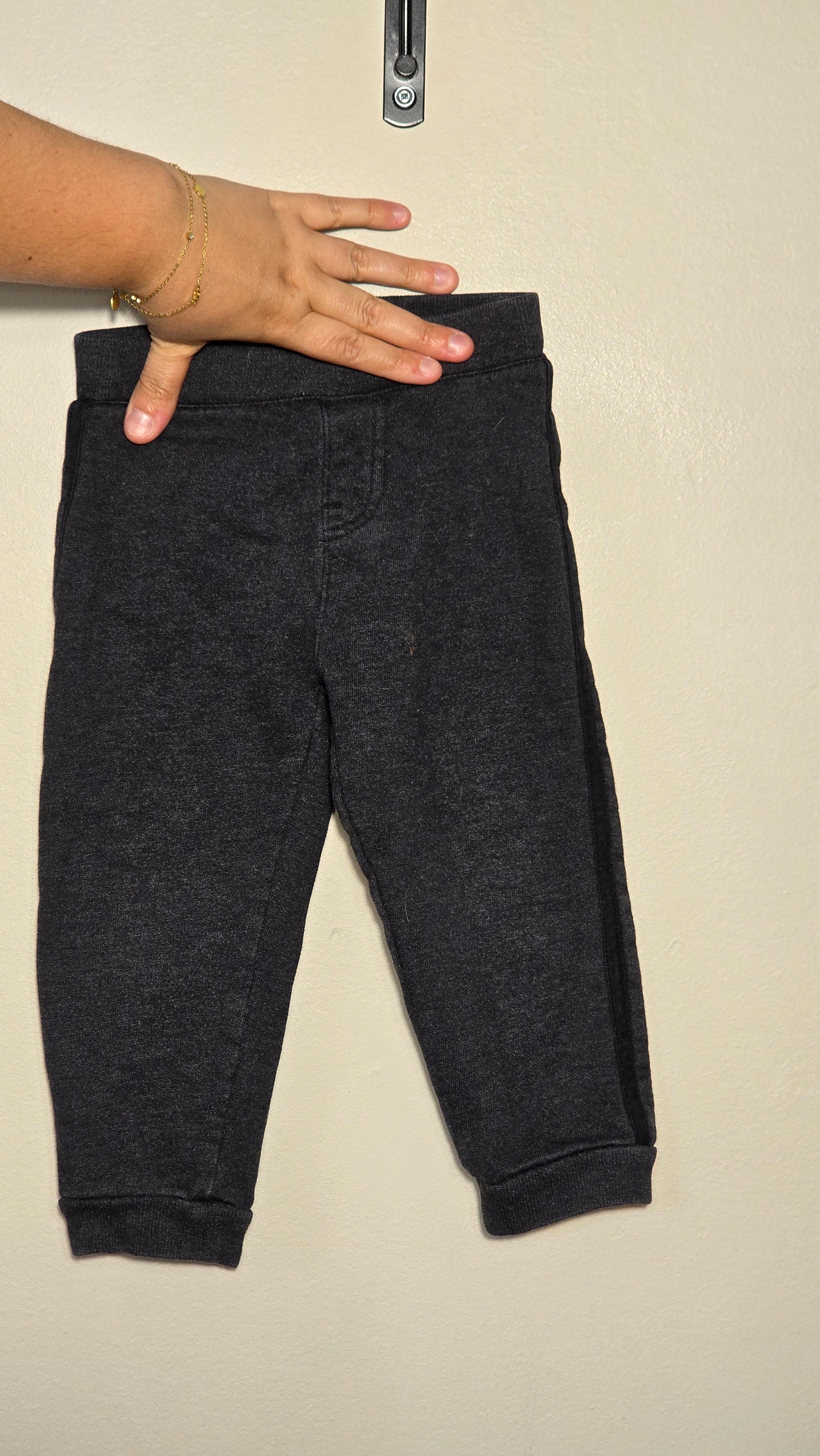 Lot garderie pour garçons | 18 mois *3 jeans, 4 pantalons, 1 chemise, 3 cache-couches et 6 chandails