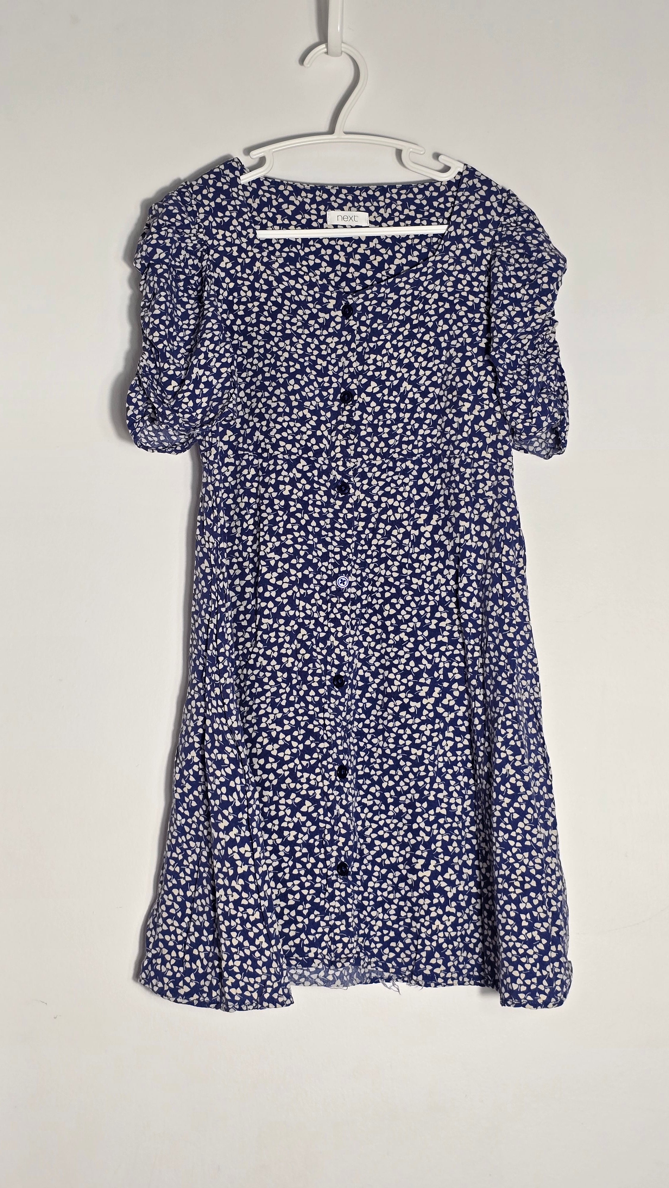 Robe fleurie à boutons et épaules bouffantes | Next | 8A