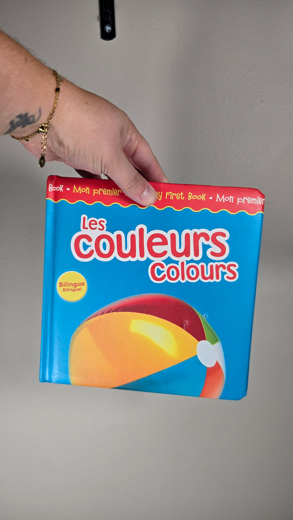 Livre Les couleurs - Bilingue *couverture endomagée