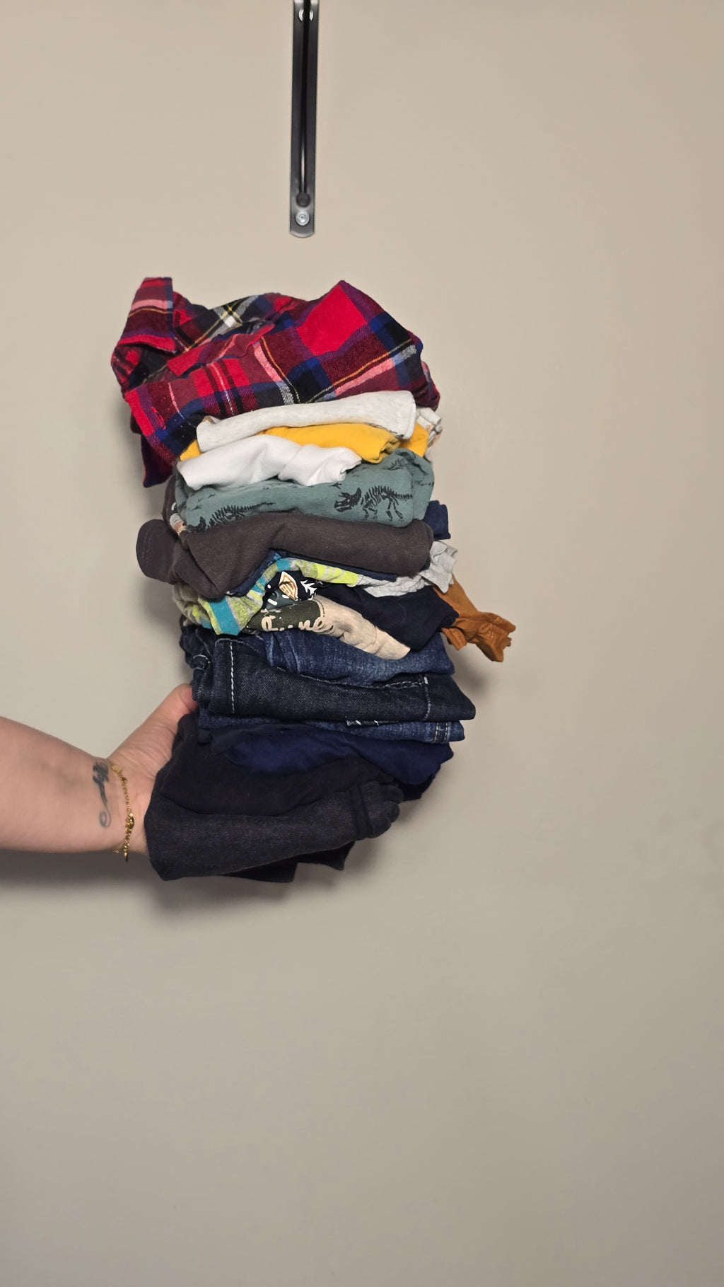 Lot garderie pour garçons | 18 mois *3 jeans, 4 pantalons, 1 chemise, 3 cache-couches et 6 chandails