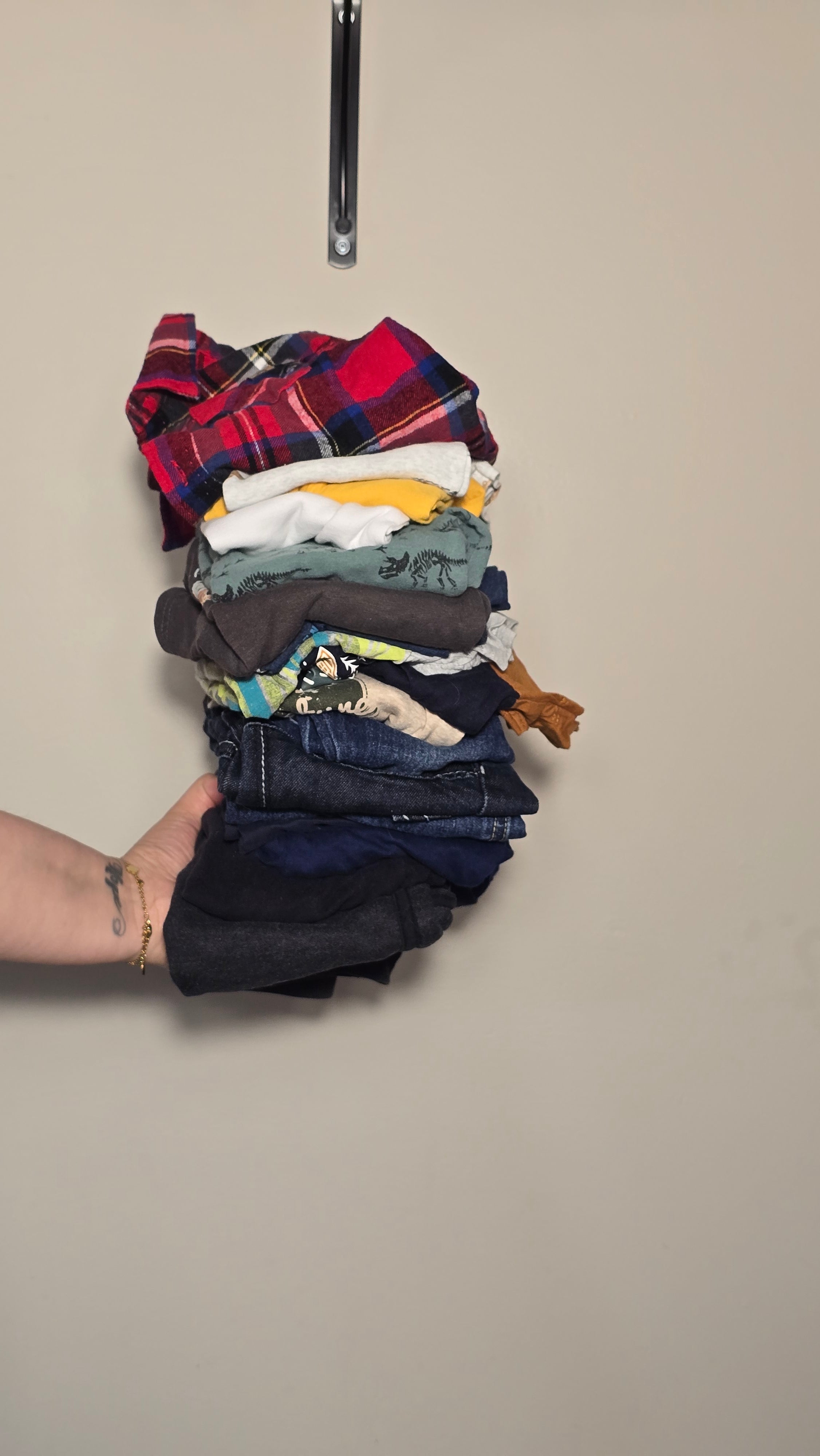 Lot garderie pour garçons | 18 mois *3 jeans, 4 pantalons, 1 chemise, 3 cache-couches et 6 chandails