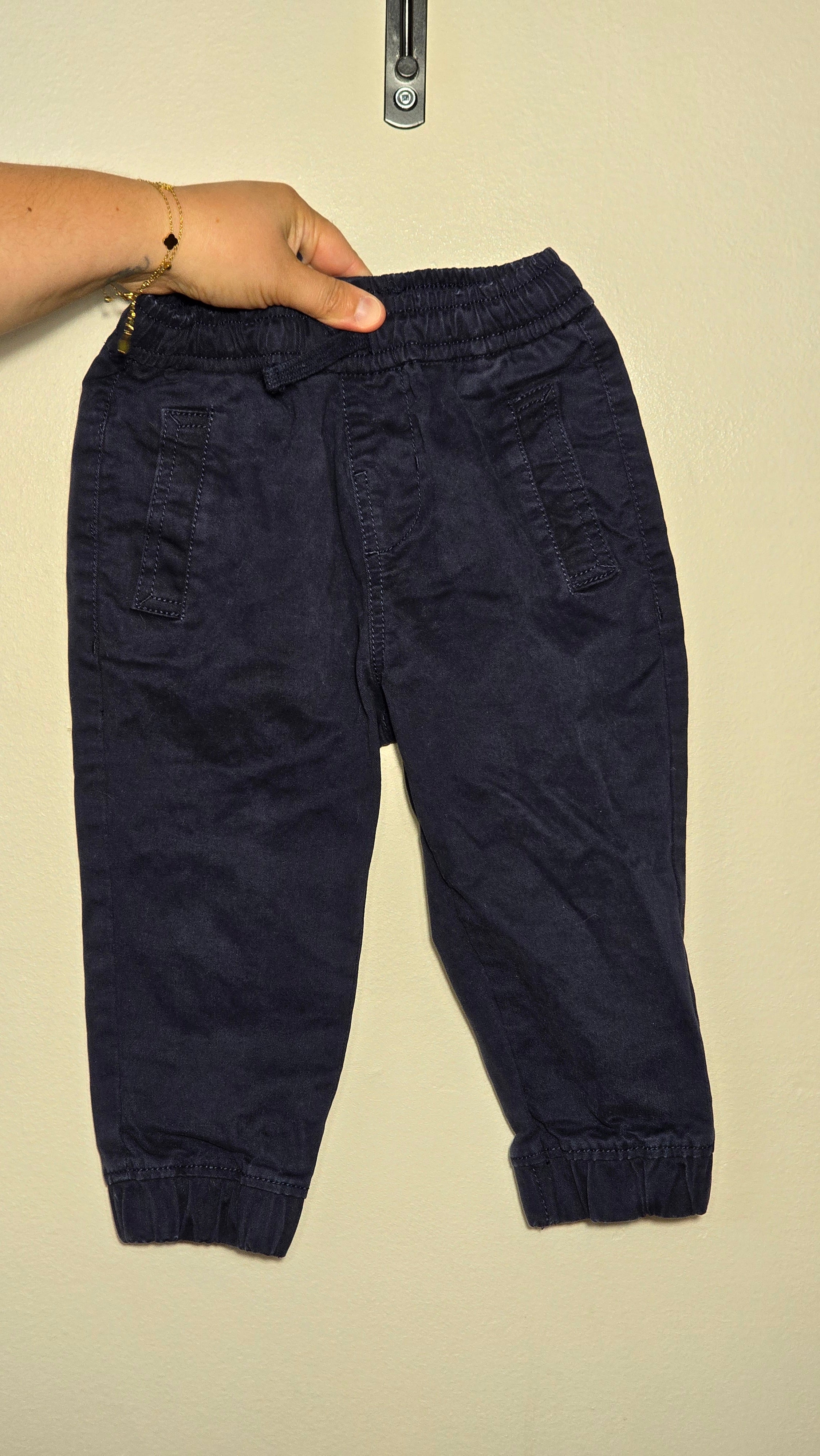 Lot garderie pour garçons | 18 mois *3 jeans, 4 pantalons, 1 chemise, 3 cache-couches et 6 chandails