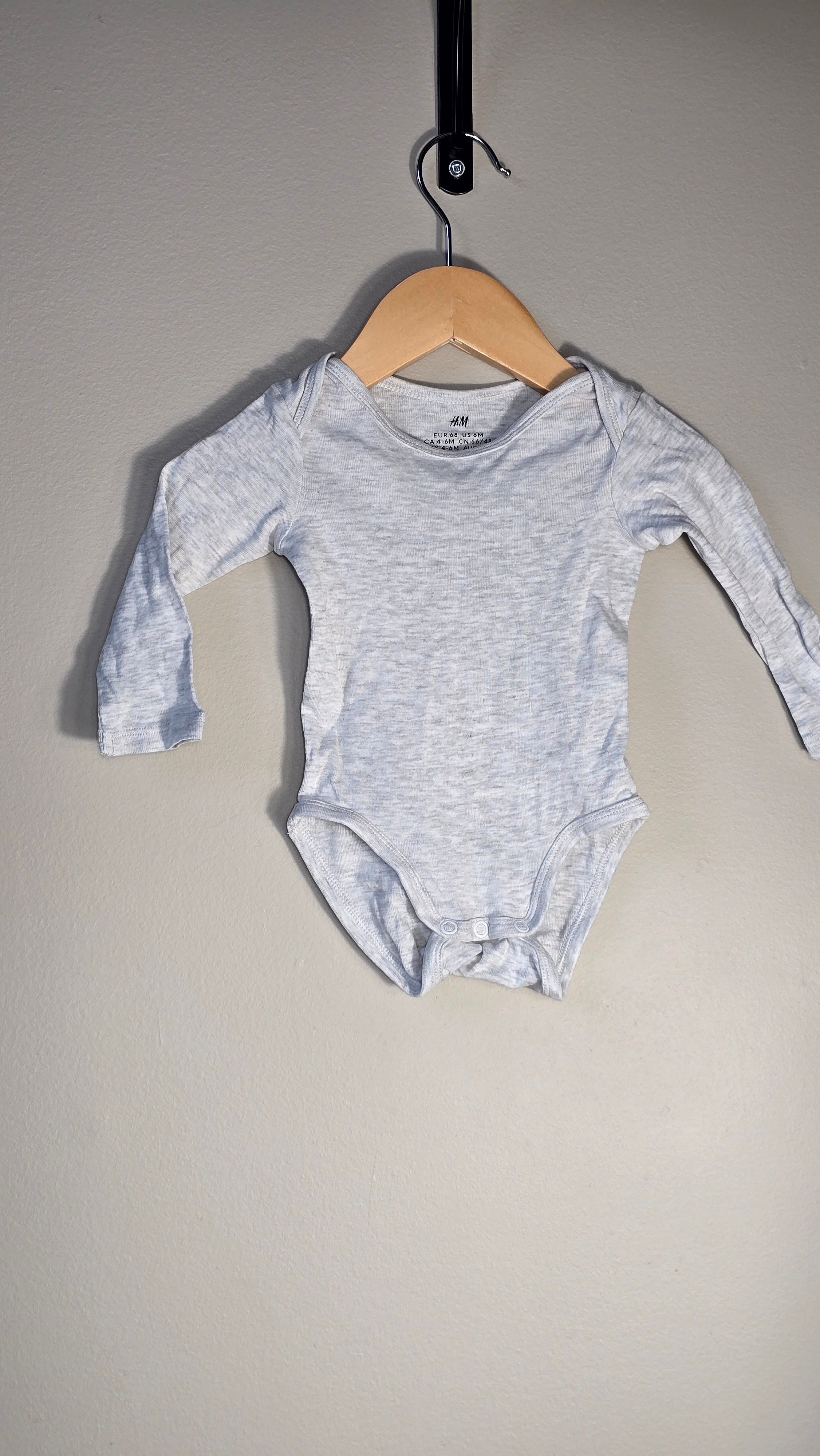 Long-sleeved Bodysuit | H&M | 4-6 months