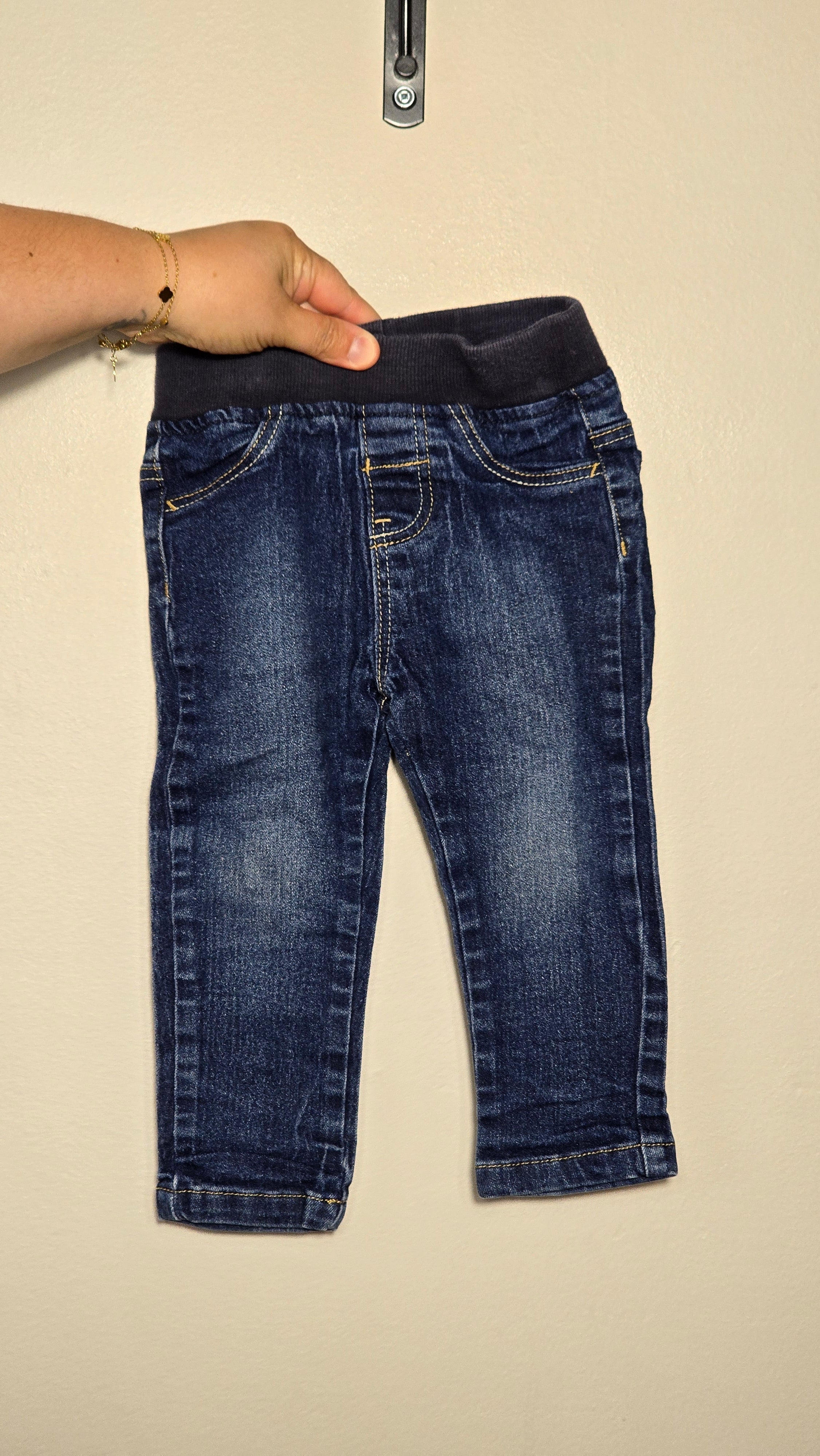 Lot garderie pour garçons | 18 mois *3 jeans, 4 pantalons, 1 chemise, 3 cache-couches et 6 chandails