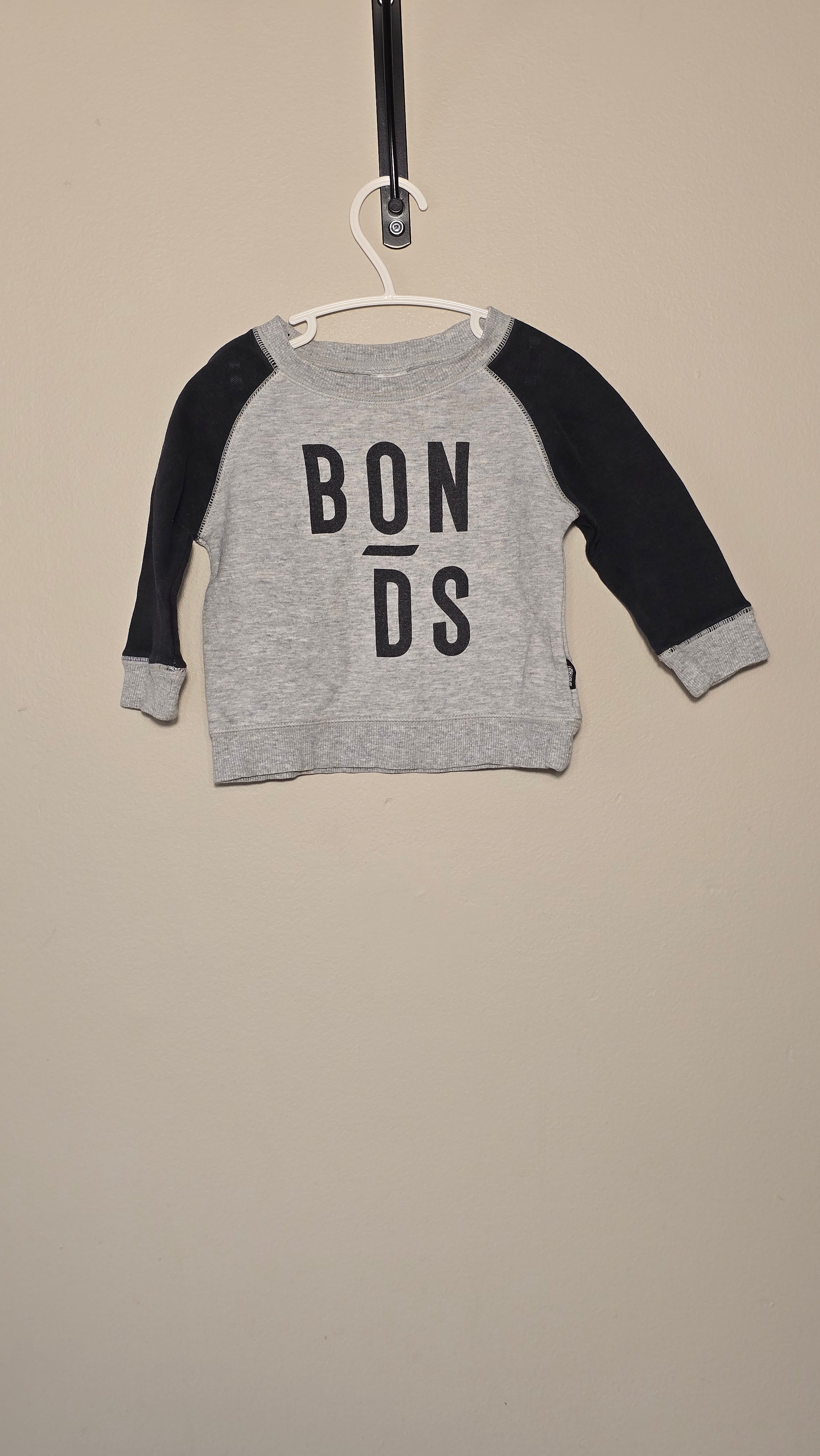 Crewneck | Bonds | 6-12 months *Very light signs of wear