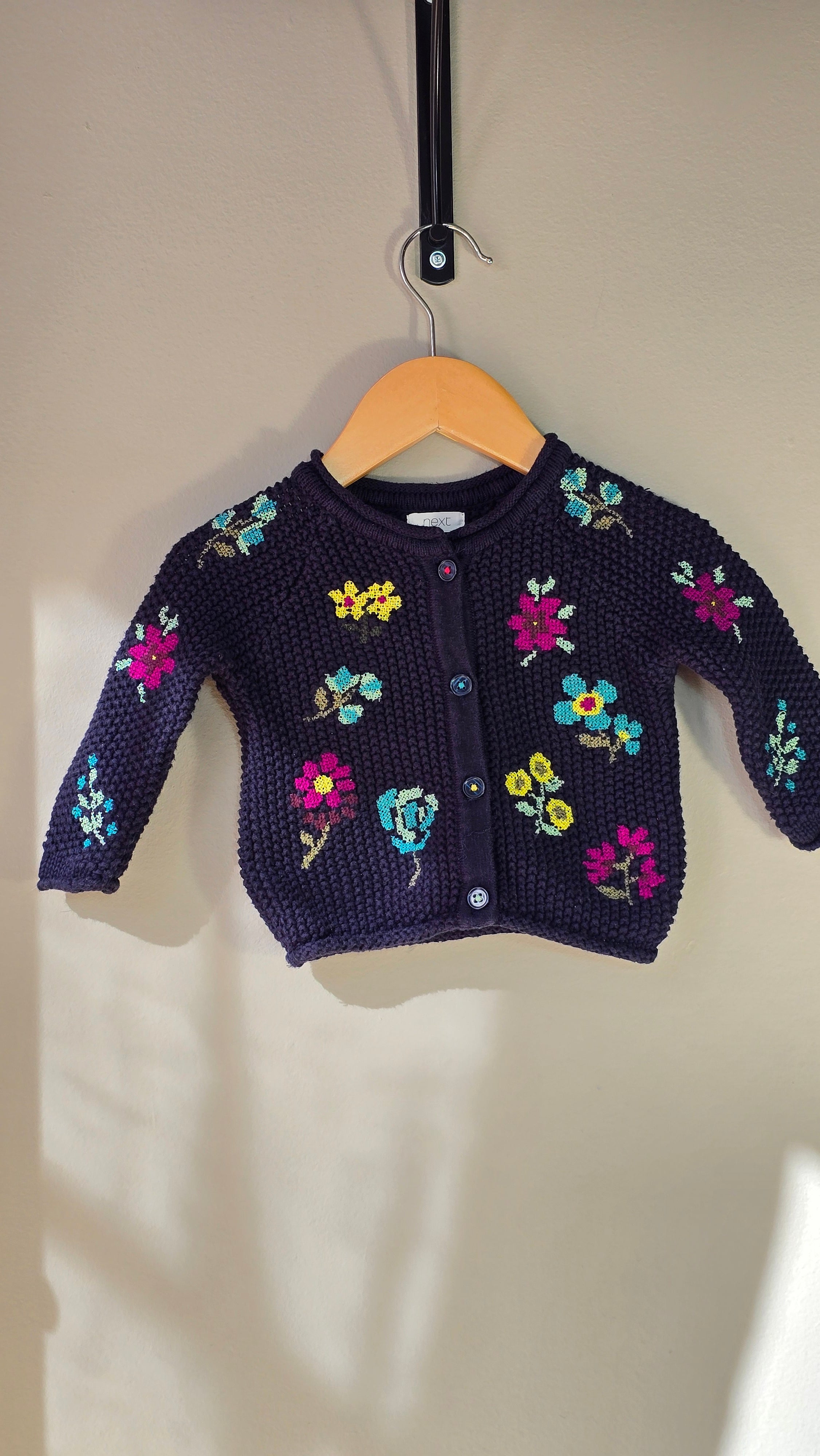 Cardigan crocheté à broderies florales | Next | 3-6 mois