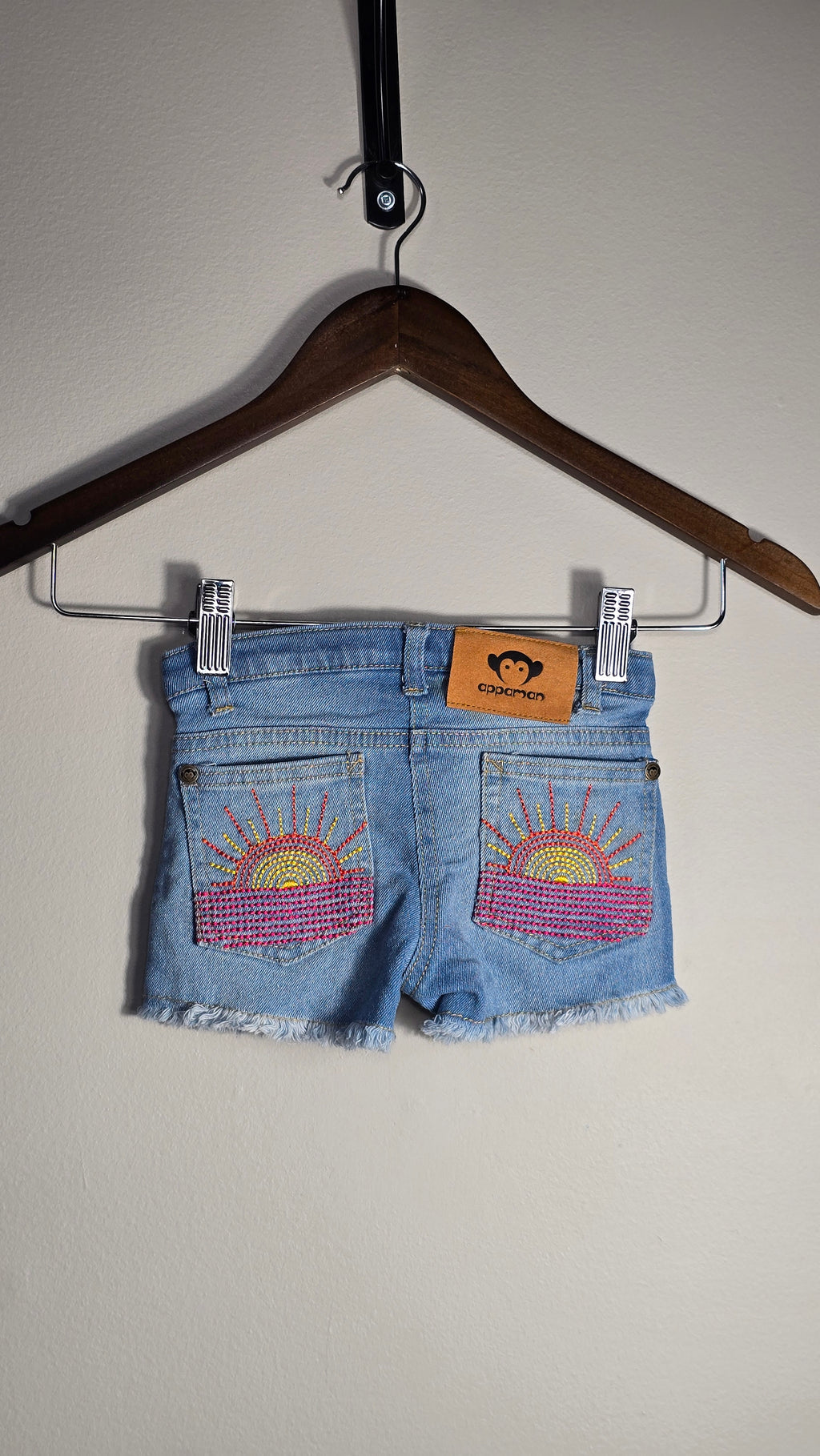 Short en jeans broderies sur les poches arrières | Appaman | 2T